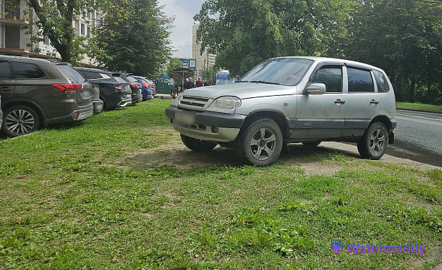 В Иванове активно штрафуют за парковки автомобилей на газонах